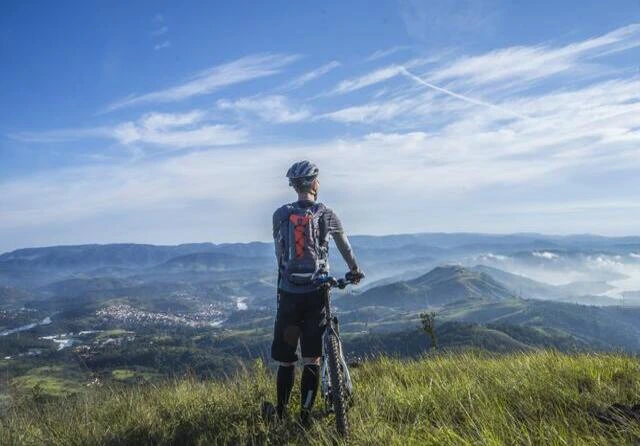 Imagem de uma pessoa de bicicleta em uma paisagem